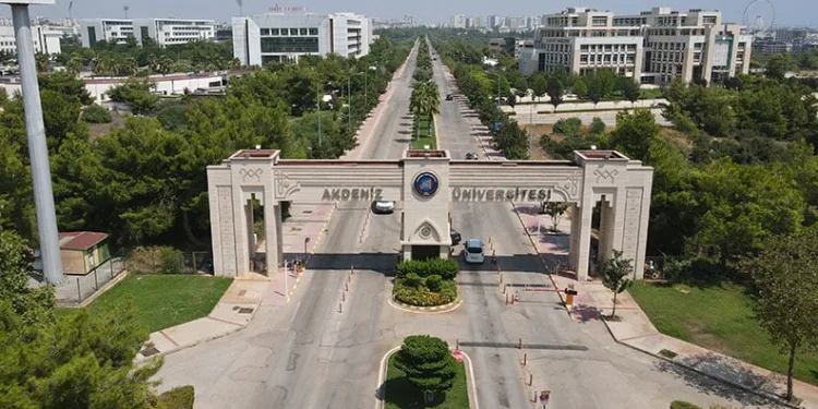 Van’da öğrencileri için hatıra kitabı hazırlayan öğretmene bakanlık ödülü