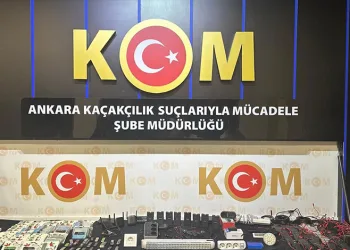 Tır köprülü kavşak bariyerlerine çarptı, sürücü yaralandı
