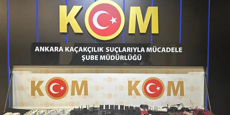 Tır köprülü kavşak bariyerlerine çarptı, sürücü yaralandı