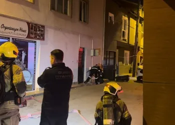 Bursa’da otomobilin çarptığı doğalgaz kutusu patladı