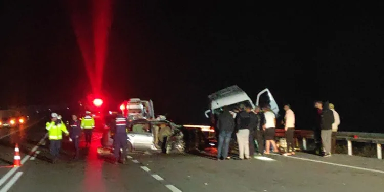 Minibüs otomobille çarpıştı: 3 ölü, 5 yaralı
