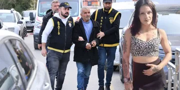 Esenyurt’ta sağlık malzemeleri üreten fabrikanın deposunda korkutan yangın