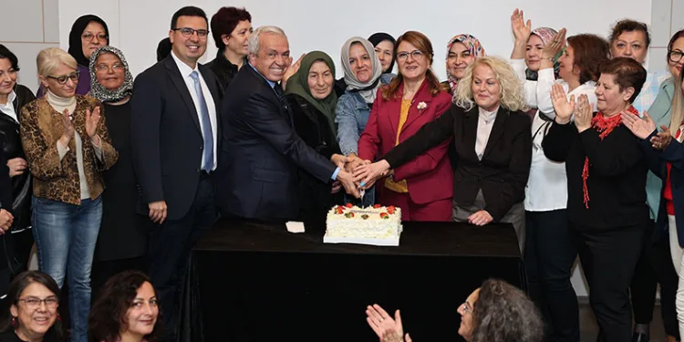 Şadi Özdemir Nilüferli kadınların ödül sevincini paylaştı