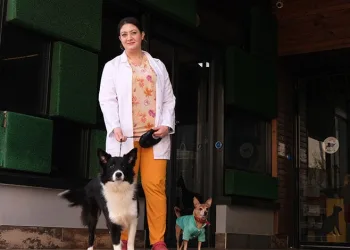 Kocası tarafından balta ile öldürülen kadın son yolculuğuna uğurlandı