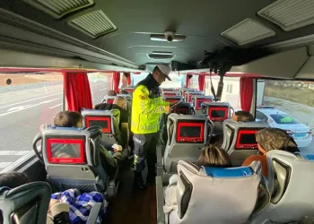 Tıra arkadan çarpan otomobilde 1 kişi öldü, 4 kişi yaralandı