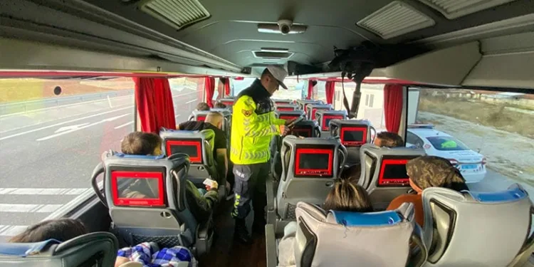 Tıra arkadan çarpan otomobilde 1 kişi öldü, 4 kişi yaralandı