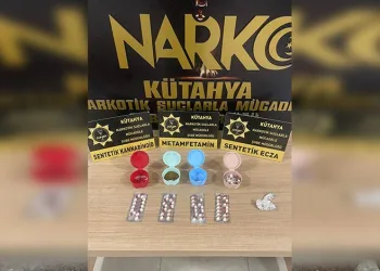 Yağmurla gelen kazalar: Düğün konvoyundaki otomobil bariyere çarptı, 5 kişi yaralandı