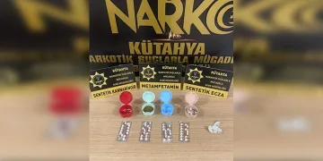 Yağmurla gelen kazalar: Düğün konvoyundaki otomobil bariyere çarptı, 5 kişi yaralandı