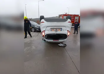 Mardin’de park halindeki otomobilden hırsızlık güvenlik kamerasına yansıdı