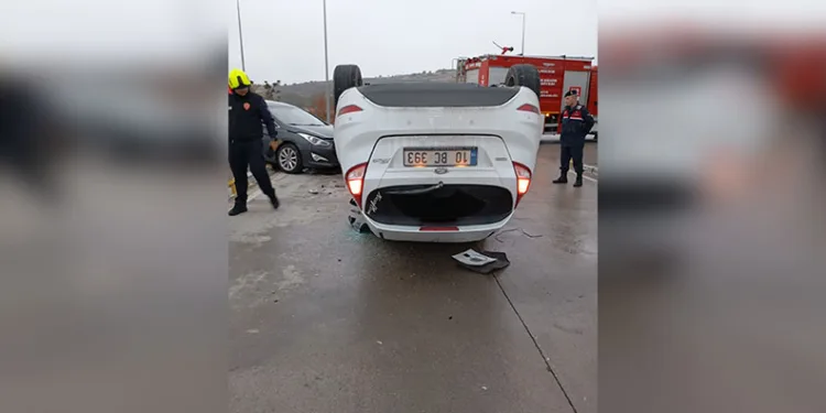 Mardin’de park halindeki otomobilden hırsızlık güvenlik kamerasına yansıdı