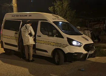 Yelkenli teknede 2 göçmen kaçakçısı ve 45 düzensiz göçmen yakalandı