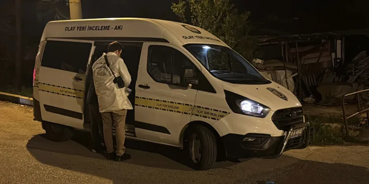 Yelkenli teknede 2 göçmen kaçakçısı ve 45 düzensiz göçmen yakalandı