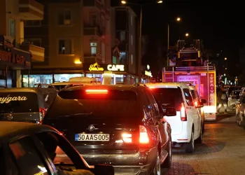 Beylikdüzü’nde bir inşaat firmasının yola döktüğü kum kazaya neden oldu