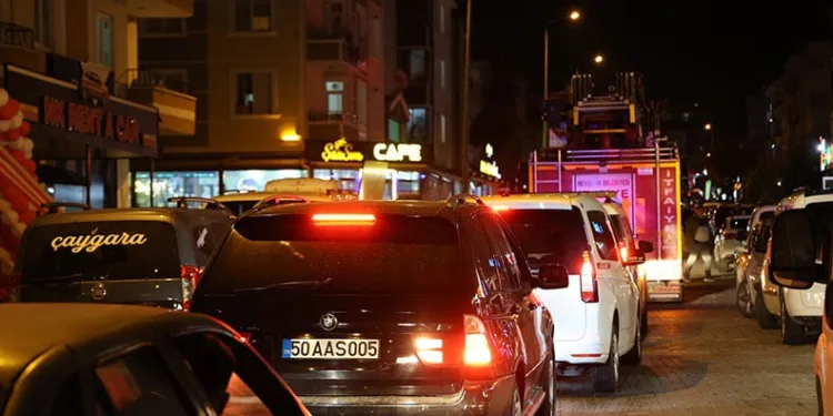 Beylikdüzü’nde bir inşaat firmasının yola döktüğü kum kazaya neden oldu