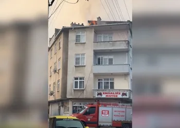 Seyir halindeki aracın kaputuna tutundu, dakikalarca ilerledi