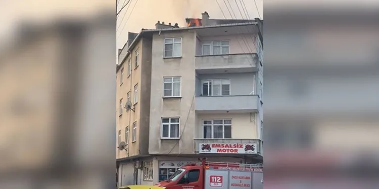 Seyir halindeki aracın kaputuna tutundu, dakikalarca ilerledi