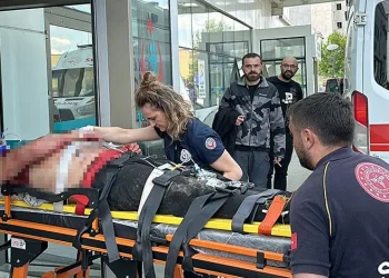 Motosikletinin plakasını okunmasın diye bereyle kapattı, cezadan kurtulamadı