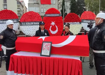Adana’da 3 katlı müstakil ev yandı