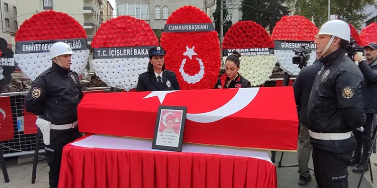Adana’da 3 katlı müstakil ev yandı