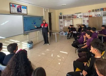 İnşaat işçileri taşlarla birbirilerine saldırdı