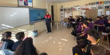 İnşaat işçileri taşlarla birbirilerine saldırdı