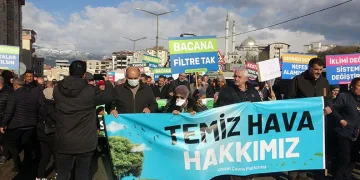 Koca bir ilçe ayaklandı, “Kirli havada solumak istemiyoruz”