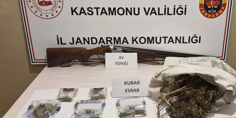 4 yıl 2 ay hapis cezasıyla aranan şahsı polis yakaladı