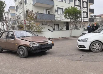 Bursa’da 2 otomobilin çarpıştığı kazada 2 kişi yaralandı