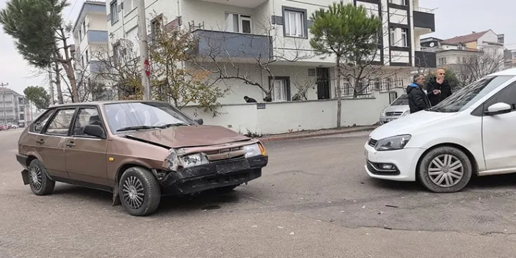 Bursa’da 2 otomobilin çarpıştığı kazada 2 kişi yaralandı