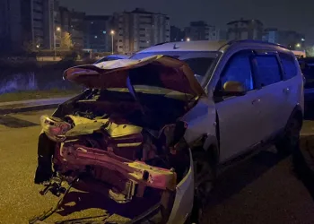 Bursa’da otomobil işçi servisiyle çarpıştı: 8 yaralı