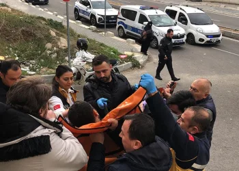 Bıçak çeken oğlunu silahla vurdu