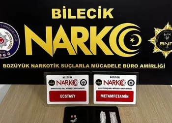 Otomobil kamyonete çarptı: 3 yaralı