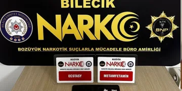 Otomobil kamyonete çarptı: 3 yaralı