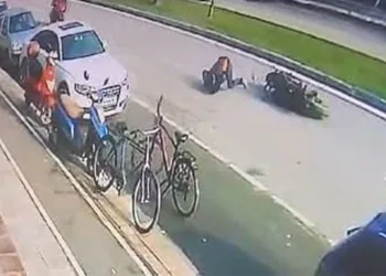 Devrilerek 300 metre sürüklenen motosiklet kazası kamerada