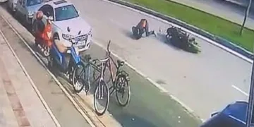 Devrilerek 300 metre sürüklenen motosiklet kazası kamerada