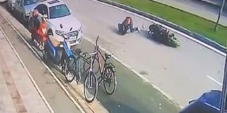 Devrilerek 300 metre sürüklenen motosiklet kazası kamerada