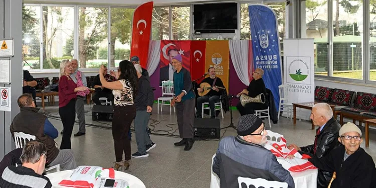 Huzurevi sakinlerine moral konseri
