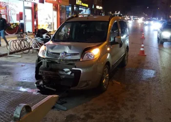 Direksiyon başında fenalaştı, önündeki araca çarptı: 2 yaralı