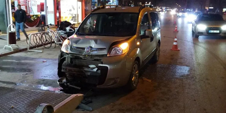 Direksiyon başında fenalaştı, önündeki araca çarptı: 2 yaralı