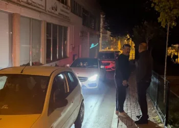 Sürücü çekim yapan gazeteciyi görünce alkolmetreyi üflemedi