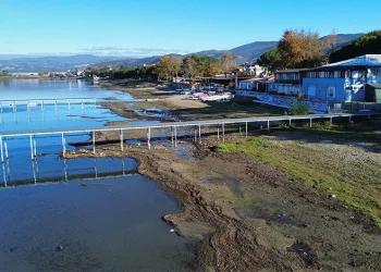 İznik Gölü’nün en büyük iskelesi de karaya oturdu