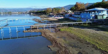İznik Gölü’nün en büyük iskelesi de karaya oturdu