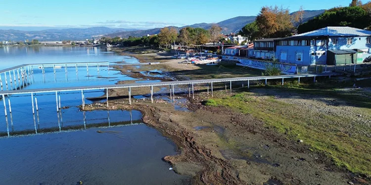 İznik Gölü’nün en büyük iskelesi de karaya oturdu