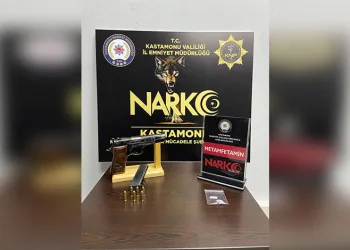 Arnavutköy’de bir çocuk düşürdüğü parasını almak için girdiği anıtta mahsur kaldı
