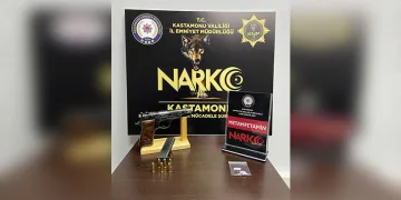 Arnavutköy’de bir çocuk düşürdüğü parasını almak için girdiği anıtta mahsur kaldı