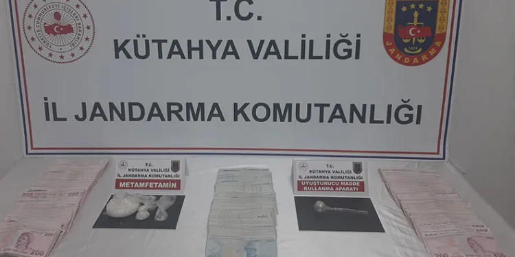 Yola düşürülen 10 bin lirayı toplayıp kayıplara karıştılar