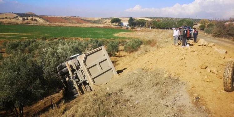 Yağmurla gelen kazalar: Düğün konvoyundaki otomobil bariyere çarptı, 5 kişi yaralandı
