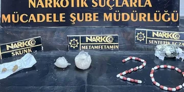 Mardin’de park halindeki otomobilden hırsızlık güvenlik kamerasına yansıdı