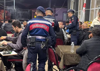 Yanan restorana unuttuğu cep telefonunu almak için geri girince hayatını kaybetti