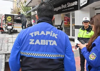 Ayağını ahşap kesme makinesine kaptıran işçi yaralandı